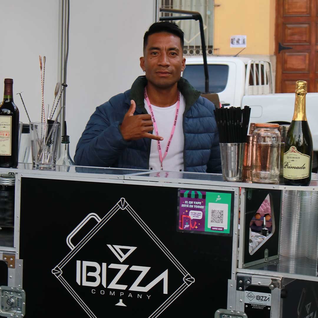 BARMAN-CON-ESTILO-IBIZZA